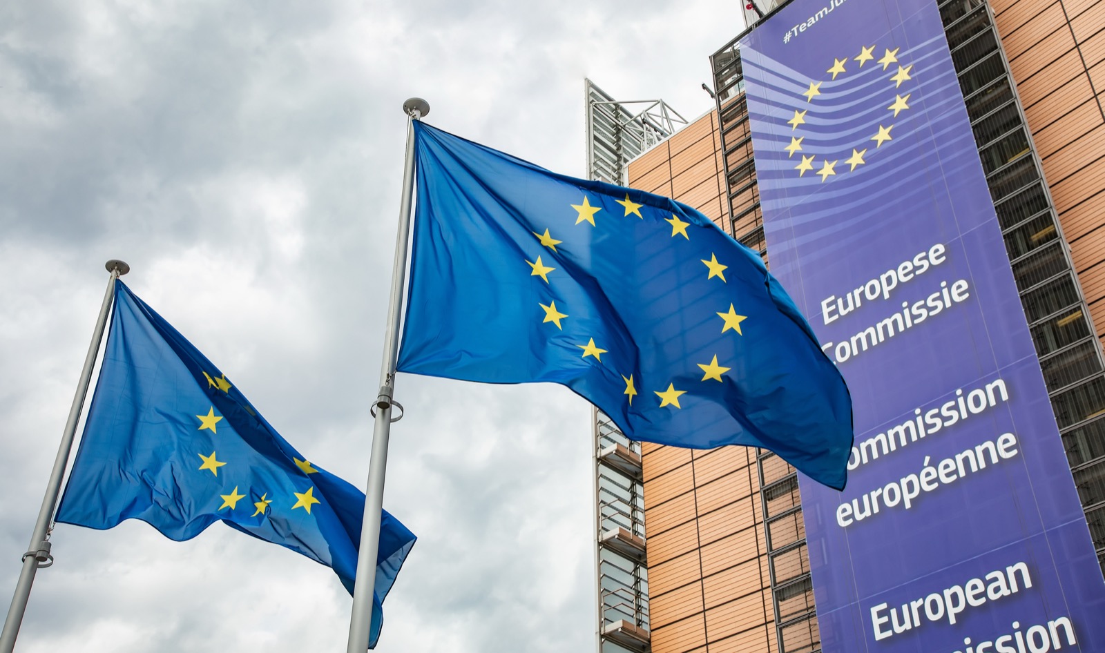 Banderas de la UE frente al edificio de la Comisión Europea