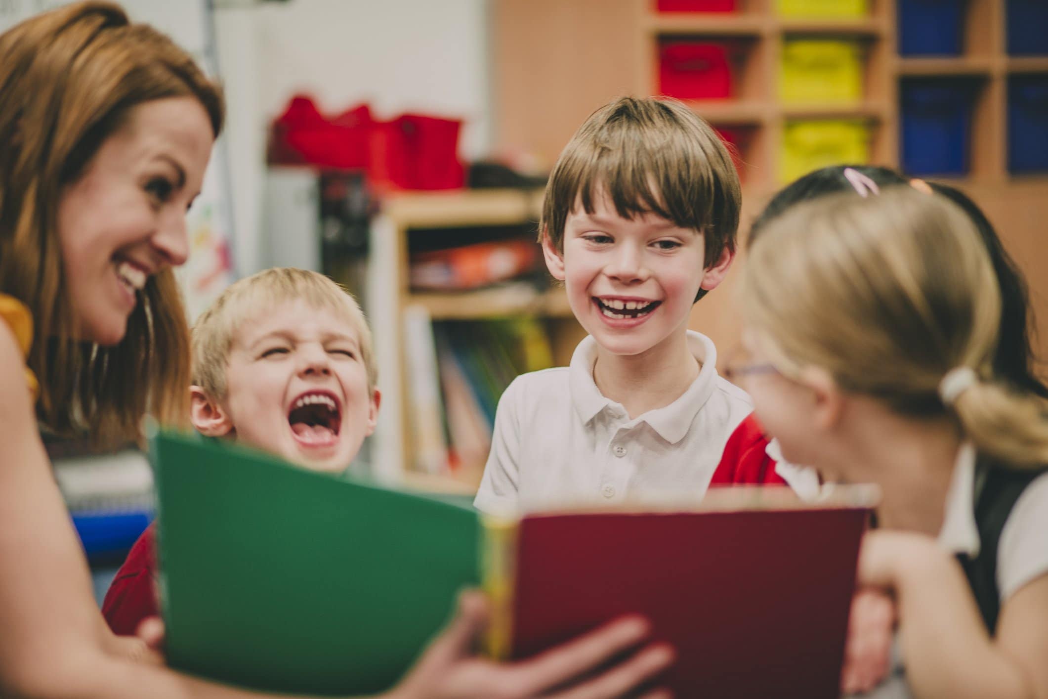 Clases de inglés para niños - profesor con estudiantes