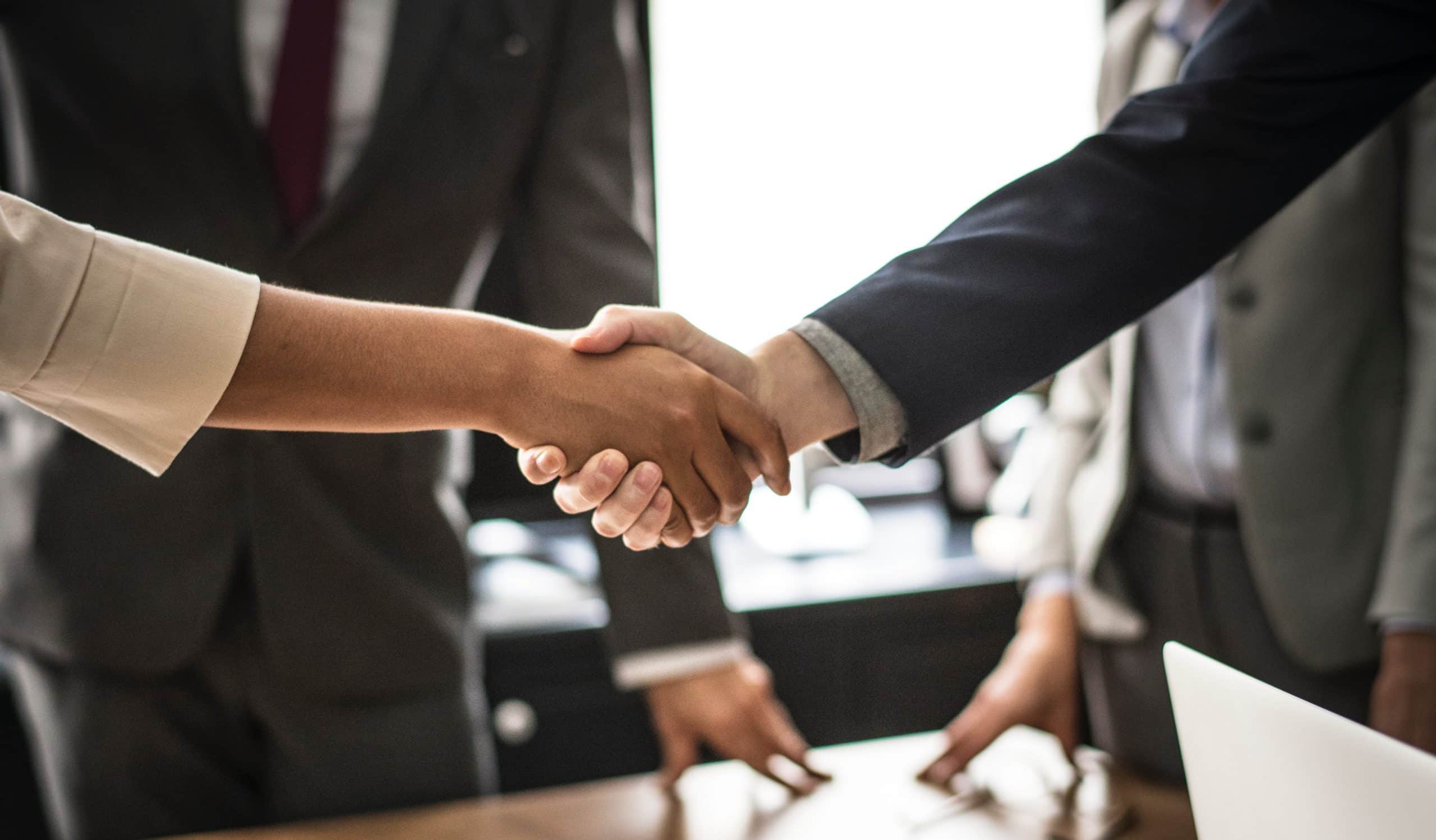 Clients shaking hands Professional English courses in Spain
