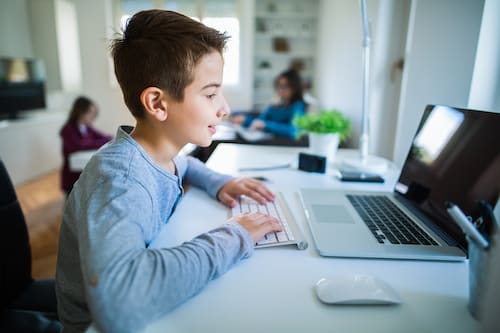 Niño estudiando inglés online | Melton Language Services